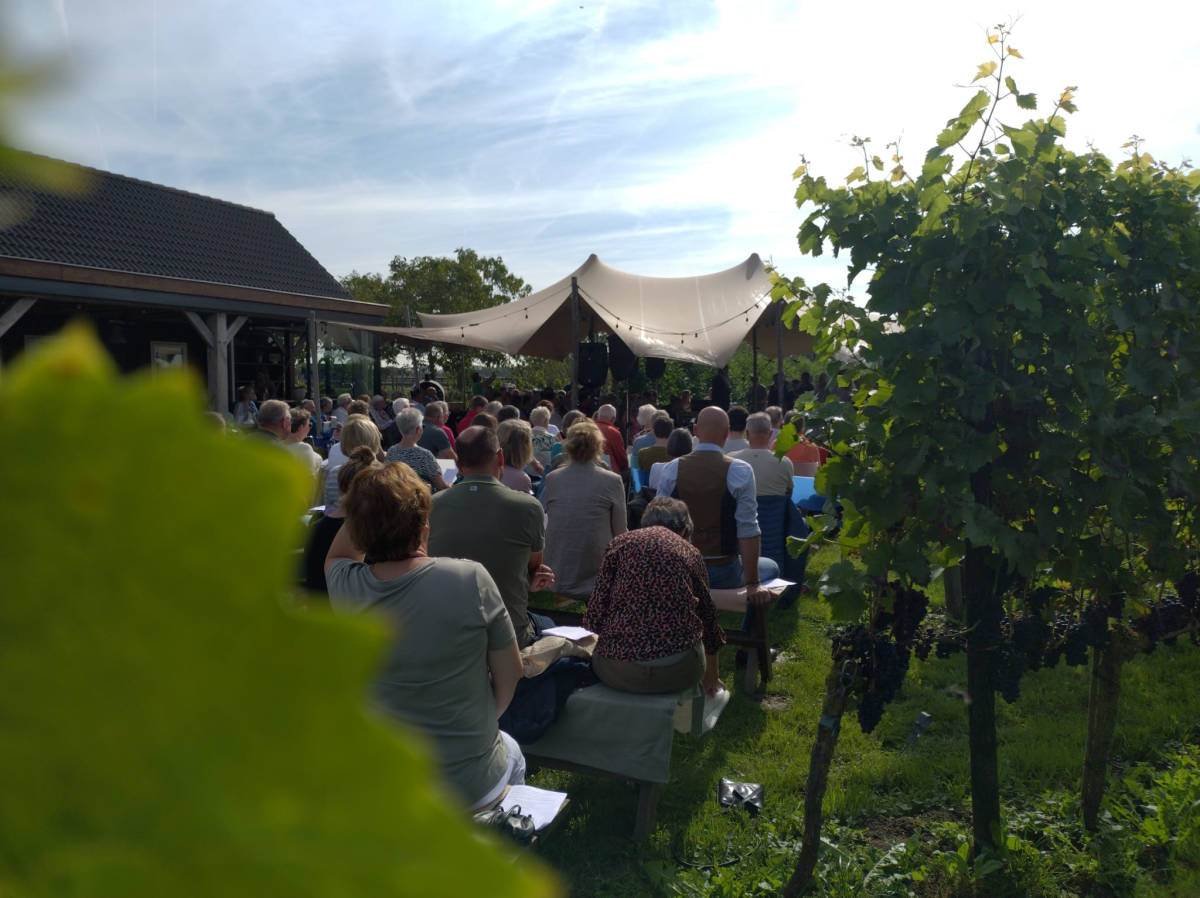 Kerkdienst in de wijngaard